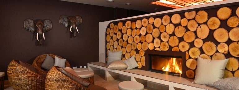 In gemütlicher Atmosphäre entspannst du zwischen den Saunagängen in der Kaminlounge