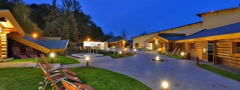 Ein Spaziergang durch den Saunagarten ist bei seiner abendlichen Beleuchtung besonders schön. Aber auch tagsüber lässt es sich auf den Liegen wunderbar relaxen.