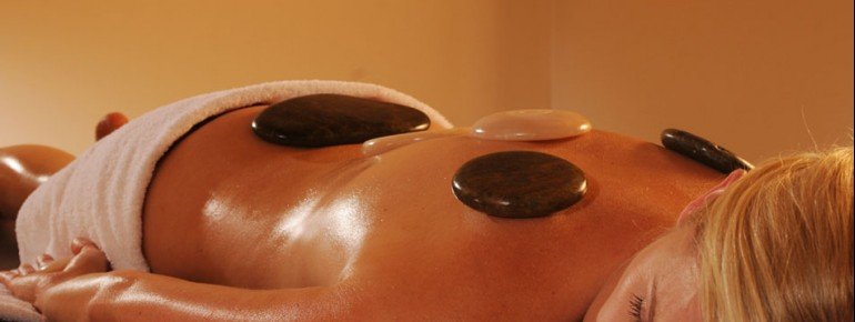 Bei einer Hot-Stone Massage lässt es sich wunderbar entspannen.