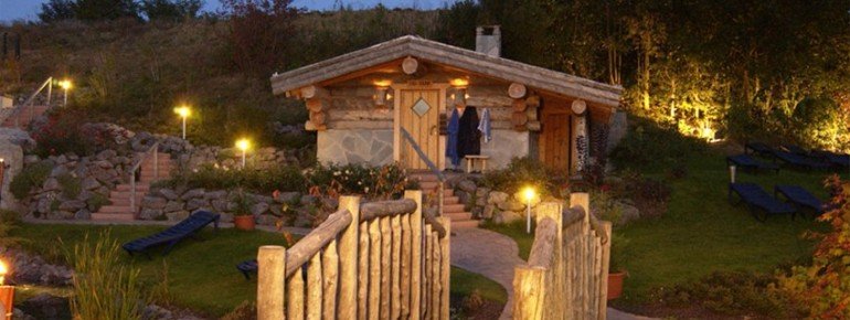 Die Erdsauna mit einer Temperatur von 90 -100 Grad befindet sich im Außenbereich der Saunalandschaft.