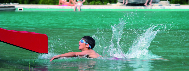 Im Nichtschwimmerbecken sorgt eine Rutsche für zusätzlichen Badespaß.
