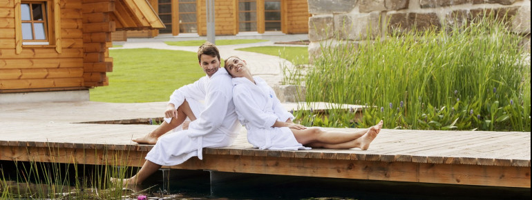 Relaxen auf dem Steg des Naturbadesees