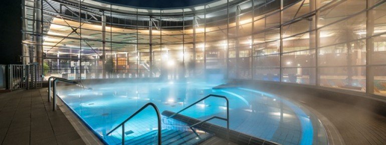 Durch den Ausschwimmkanal kommst du bequem vom Erlebnisbecken ins Außenbecken