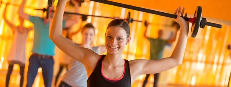 Zusätzlich zu Aktivitäten im Wasser gibt es weitere Fitness- und Gesundheitsangebote