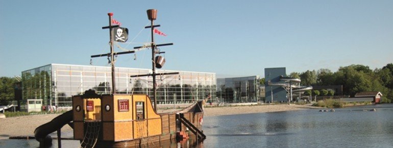 In der Freibadsaison wartet das Piratenschiff auf dem Fluss darauf von dir geentert zu werden