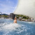Baden im Außenbecken der Therme