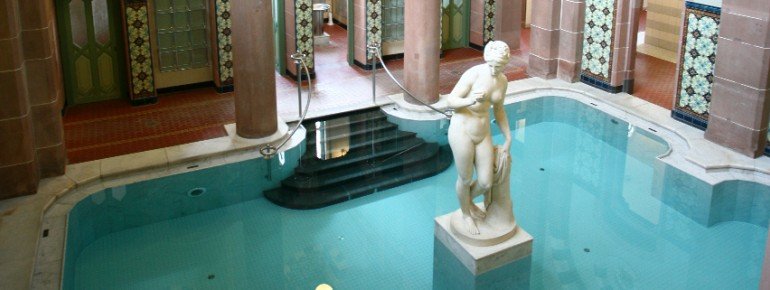 Großes Herrenbad im Innenbereich