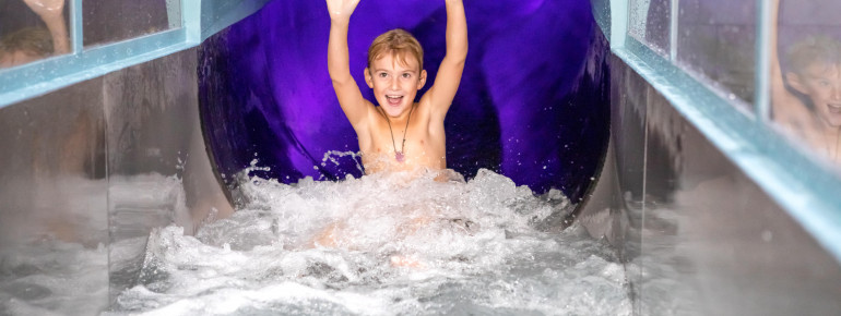 Tolle Lichteffekte machen die Röhrenrutsche zu einem ganz besonderen Spaß.