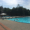 Panoramablick von der Tribüne im PEB auf das Sportbecken, Sprungturm (links), Bademeister-Turm (Mitte), Rutsche, Restaurant und Umkleiden (alles rechts)
