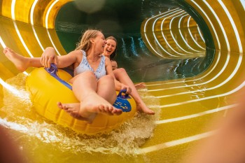Die "Sliding Tires"-Rutsche verspricht kurvigen Spaß für Groß und Klein.