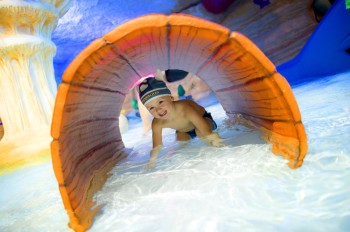Rutschen, Fontänen und Wasserspiele machen das Kleinkinderbecken zum Lieblingsplatz der jüngsten Besucher.