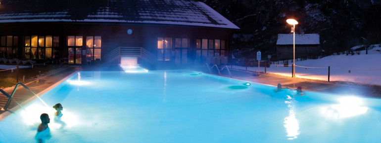 Das Außenbecken bei Nacht