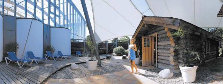 Die urige Blockhaussauna aus Keloholz bietet naturverbundenes Saunavergnügen