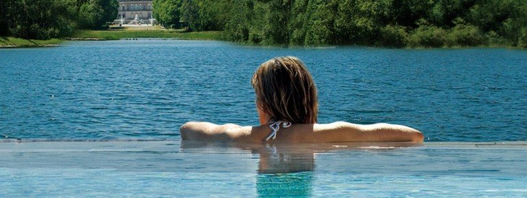 Bei guter Sicht kann man auch das naheliegende Schloss von König Ludwig auf Herrenchiemsee sehen.