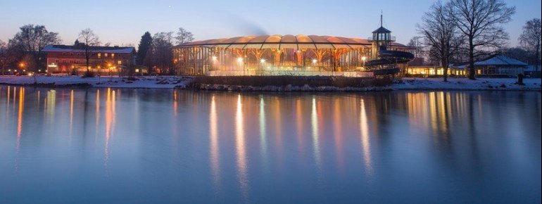 Besonders harmonisch: Das Erlebnisbad Prienavera im Winter nach Einbruch der Dunkelheit