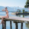 Im Sommer können Gäster das Strandbad besuchen und vom Steg direkt in den Chiemsee hüpfen