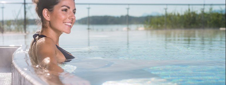 Herrlicher Ausblick auf den angrenzenden Chiemsee und die umliegende Alpenwelt