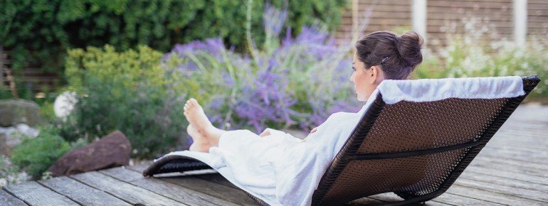 Bei schönem Wetter lässt es sich im Saunagarten entspannen, der im mediterranen Stil angelegt ist