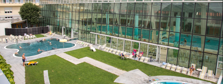 Im Außenbereich gibt es ein Kleeblattbecken und ein Schwefelfreibecken.