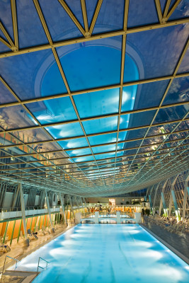 Unter Europas größtem freihängenden Glasdach kannst du in der Römertherme vom Alltag abschalten.