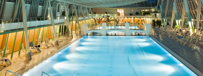 Unter Europas größtem freihängenden Glasdach kannst du in der Römertherme vom Alltag abschalten.