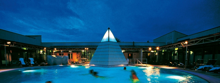 Der Thermensee im Außenbereich der Rottal Therme bei Nacht