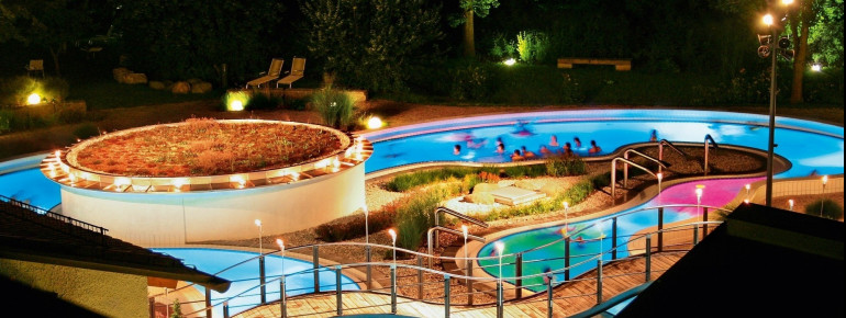 Der Thermenbach wird bei Nacht mittels LEDs bunt beleuchtet