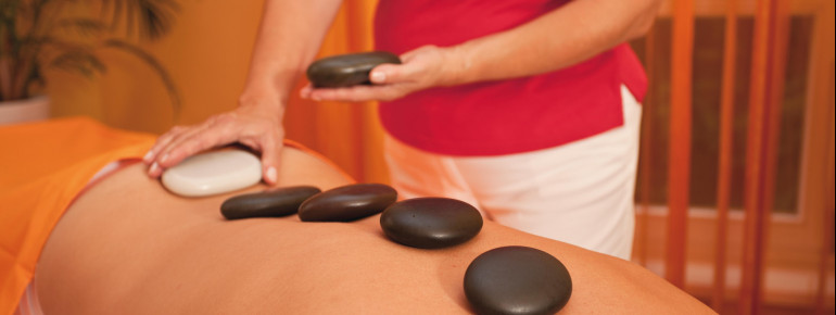 Die Hot-Stone-Massage sorgt für Entspannung.