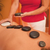Die Hot-Stone-Massage sorgt für Entspannung.
