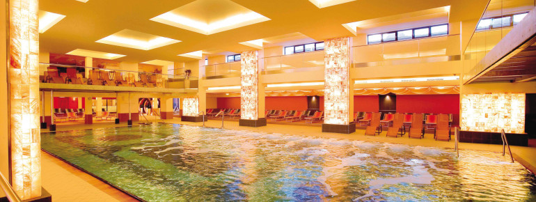 Im Innenbereich gibt es ein großes Solebecken.