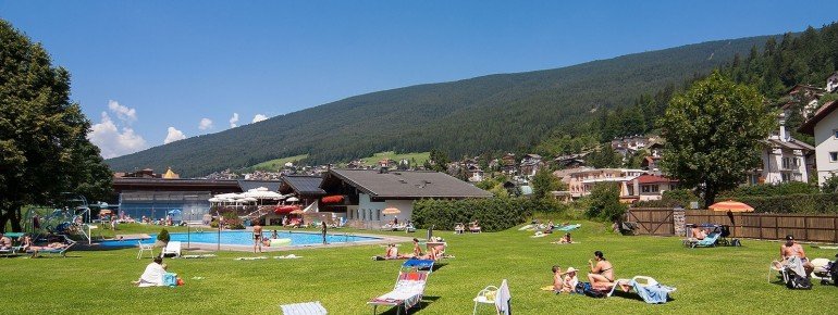 Blick auf die große Liegewiese