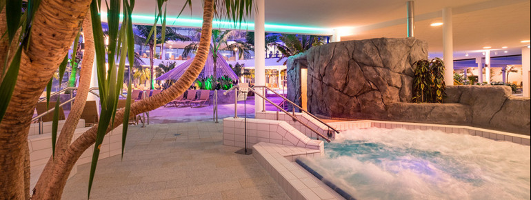 Entspanne dich in der weitläufigen Thermalwasserwelt.