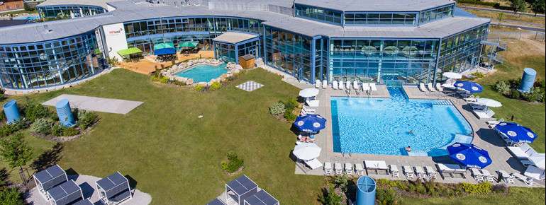 Auf der Liegewiese im Außenbereich der Therme kannst du die Sonne genießen.