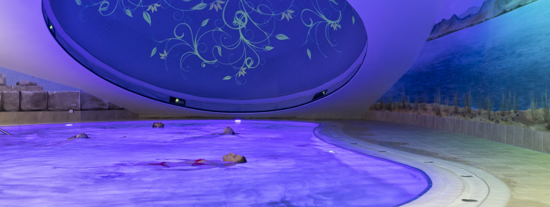 In der GesundZeitReise erlebst du Badelandschaften jahrtausendealter Kulturen wie das Mineralienschwebebecken mit Unterwassermusik.