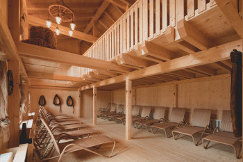 Das Ruhestodl in der Saunawelt lädt im Scheunen-Ambiente zum Entspannen ein.
