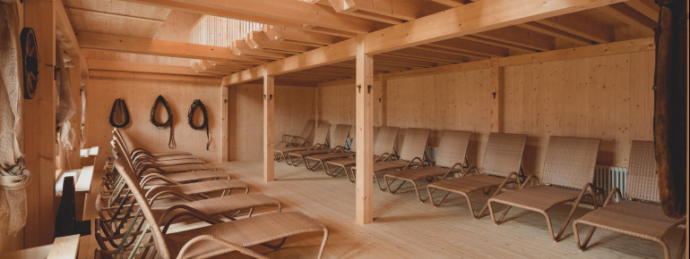 Das Ruhestodl in der Saunawelt lädt im Scheunen-Ambiente zum Entspannen ein.