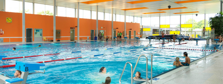 Im Hallenbad gibt es ein Sportbecken und ein Erlebnisbecken.