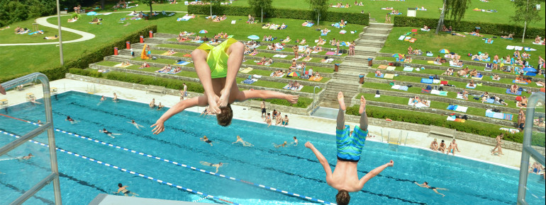 Die große Sprunganlage hat einen 10 Meter hohen Sprungturm.