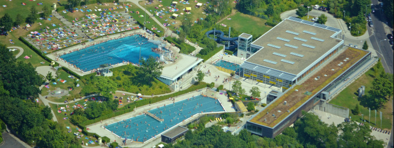Das Silvana Sport- und Freizeitbad besteht aus Hallenbad und Freibad.