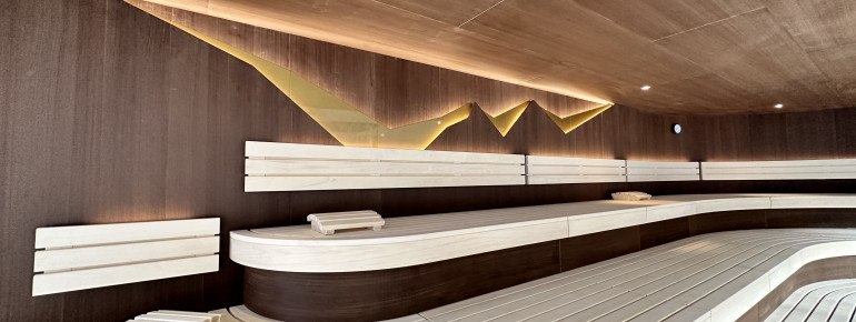 Die Panoramasauna blickt auf den Ort Ischgl.