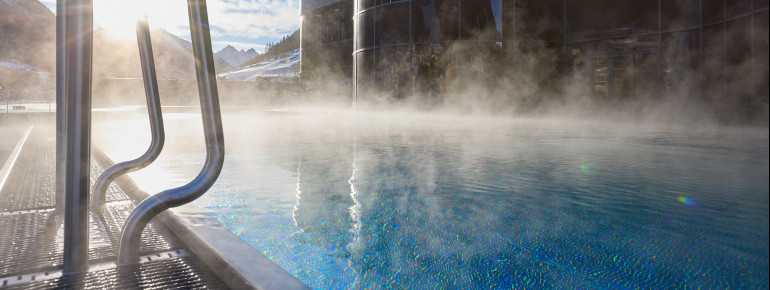 Im Außenpool kannst du dich mit Blick auf die Ischgler Bergwelt entspannen.