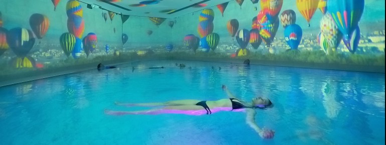 Das Licht- und Klangbad schafft ein multidimensionales Erlebnis für alle Sinne.