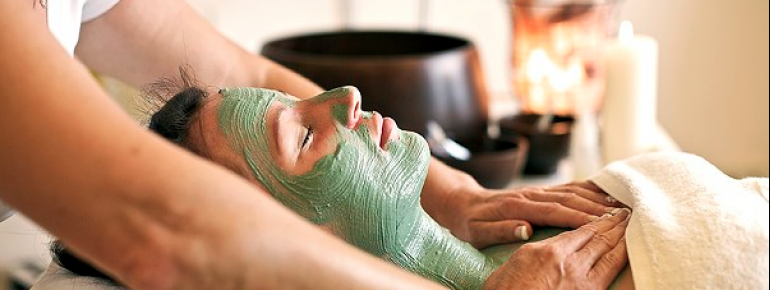 Auch Gesichtsbehandlungen und Massagen werden hier angeboten.