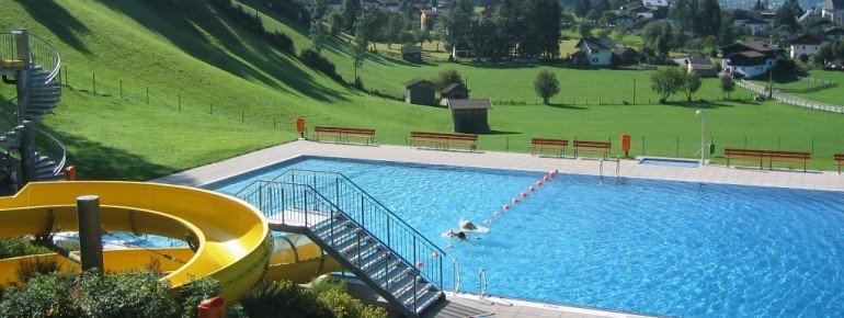 Das schön gelegene Freibad in Rauris