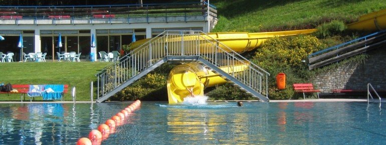Das Schwimmerbecken mit Wasserrutsche