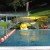 Das Schwimmerbecken mit Wasserrutsche