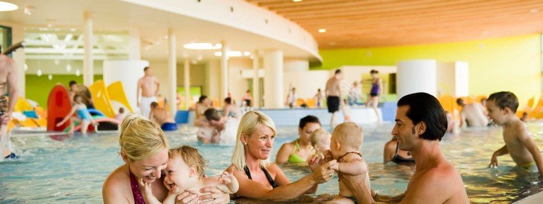 Im Baby-Aktiv Becken werden erste Schwimmversuche unternommen
