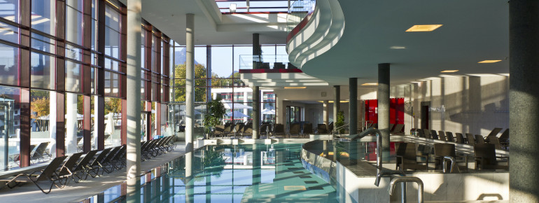 Die AlpenSole fließt direkt von der Saline in die Becken der Therme.