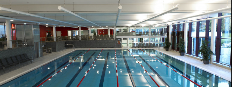 Im Sportbecken können Schwimmer ihre Bahnen ziehen.
