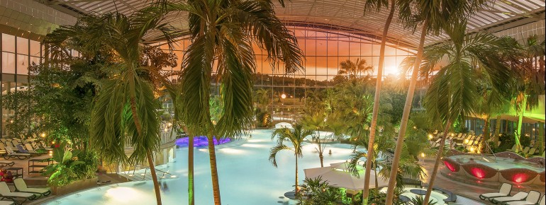 Zur Golden Hour verwandelt sich die Therme in eine romantisch Oase.